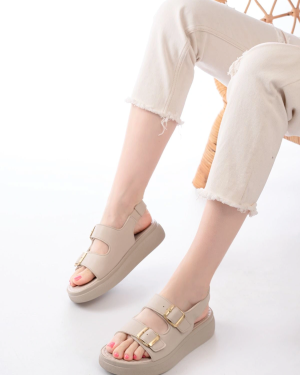 24413-572 Bej Günlük Dolgu Topuk Toka Aksesuarlı Kadın Sandalet