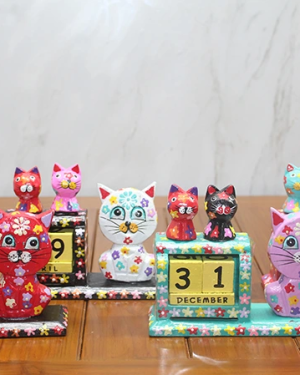 Ahşap Kedili Takvim Orta Boy