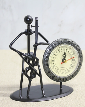 Metal Saatli Keman Çalan Müzisyen