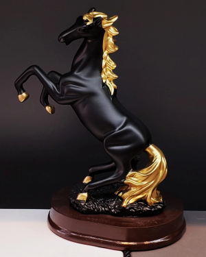 Dekoratif Şaha Kalkan At Biblo